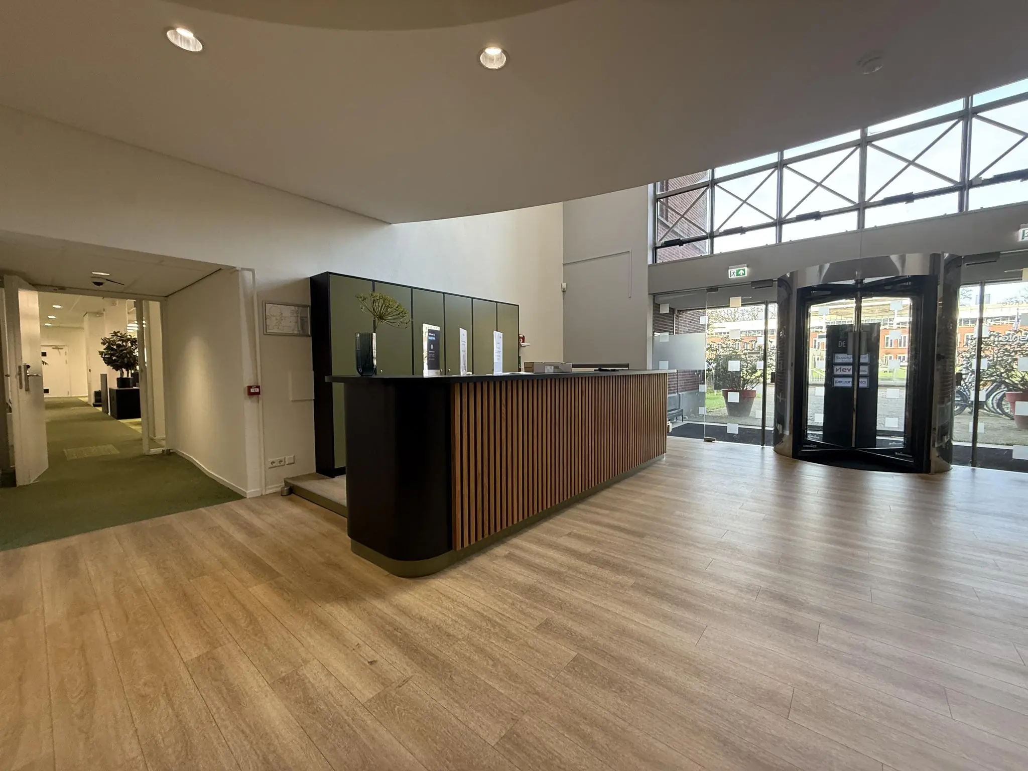 Ingang en receptiebalie van een modern kantoorpand aan de Arnhemse Bovenweg.